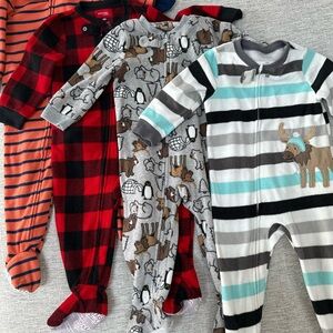 Bundle of footies. Size: 18M